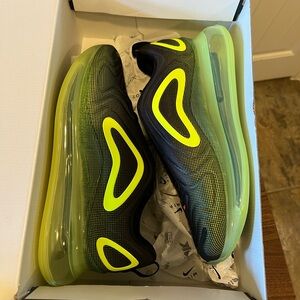 Nike Air Max 720 Black/Bright Crimson Bolt Size Men’s 11 Women’s 12.5